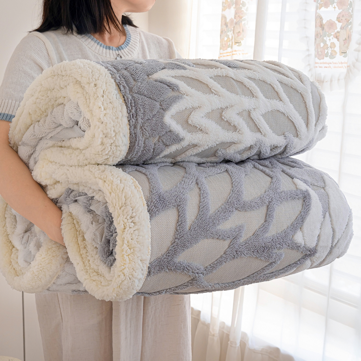 91家纺网 家纺一手货源 找家纺 枋梢家纺 2025新款万花筒阳离子提花镂空塔芙绒羊羔绒保暖午睡双层毛毯办公室盖毯 万花筒-浅灰
