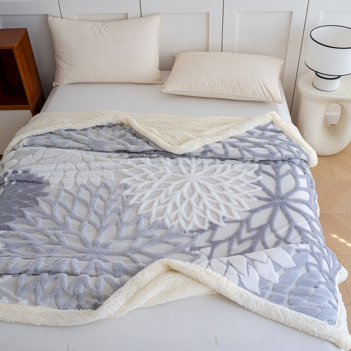 91家纺网 家纺一手货源 找家纺 枋梢家纺 2025新款万花筒阳离子提花镂空塔芙绒羊羔绒保暖午睡双层毛毯办公室盖毯 万花筒-浅灰