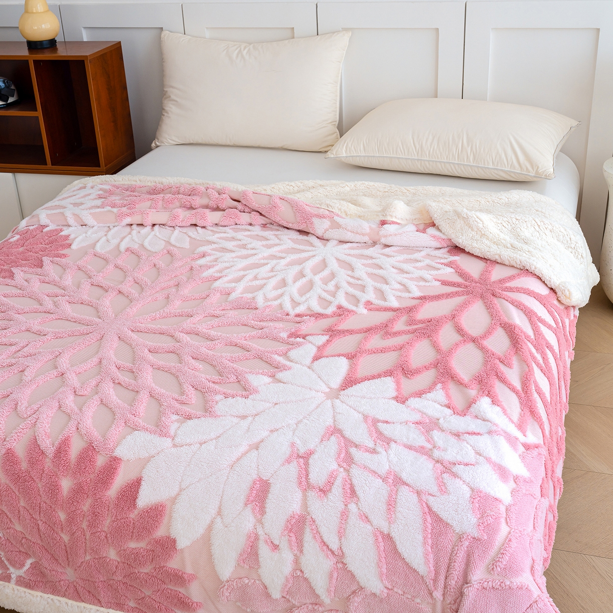 91家纺网 家纺一手货源 找家纺 枋梢家纺 2025新款万花筒阳离子提花镂空塔芙绒羊羔绒保暖午睡双层毛毯办公室盖毯 万花筒-柔粉