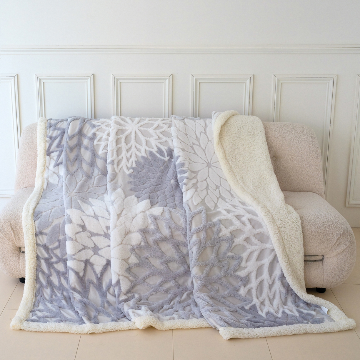 91家纺网 家纺一手货源 找家纺 枋梢家纺 2025新款万花筒阳离子提花镂空塔芙绒羊羔绒保暖午睡双层毛毯办公室盖毯 万花筒-浅灰