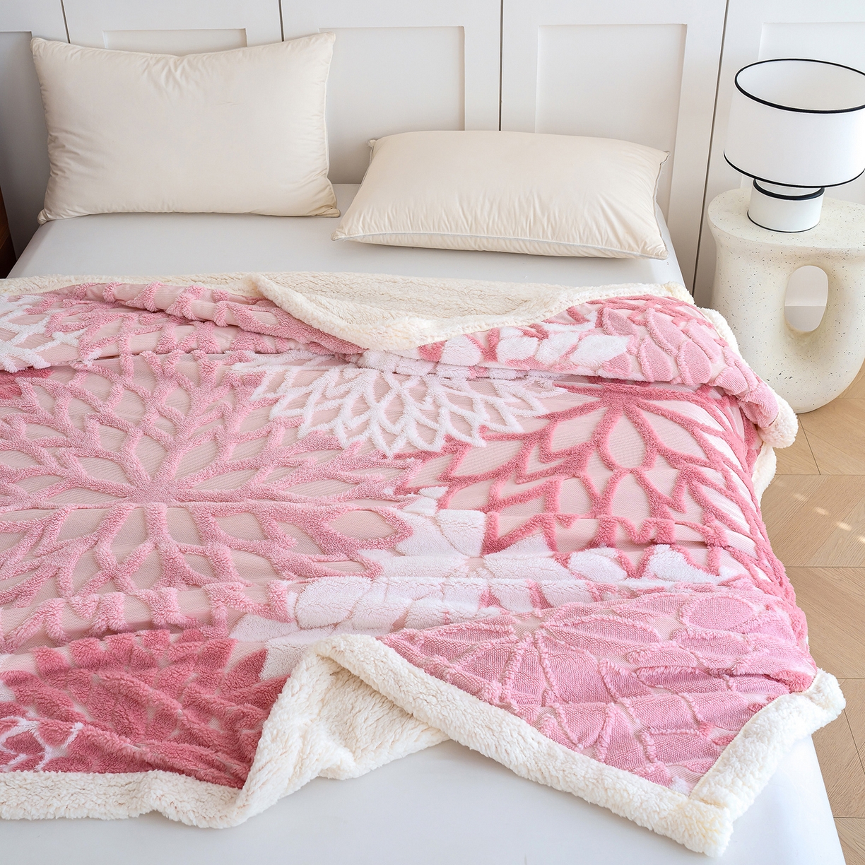 91家纺网 家纺一手货源 找家纺 枋梢家纺 2025新款万花筒阳离子提花镂空塔芙绒羊羔绒保暖午睡双层毛毯办公室盖毯 万花筒-柔粉