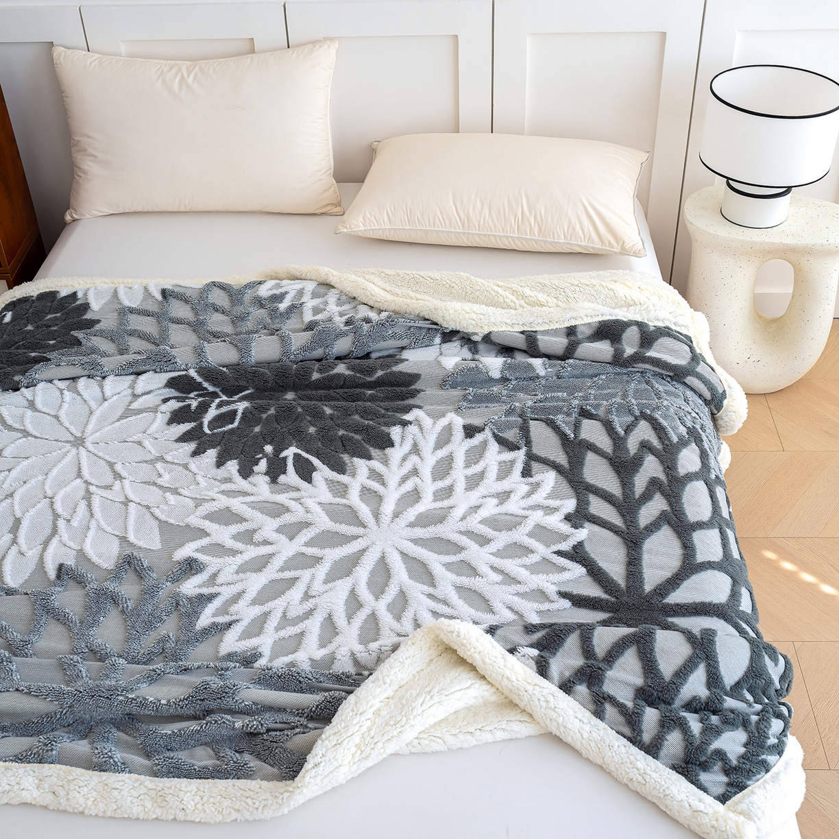 91家纺网 家纺一手货源 找家纺 枋梢家纺 2025新款万花筒阳离子提花镂空塔芙绒羊羔绒保暖午睡双层毛毯办公室盖毯 万花筒-深灰