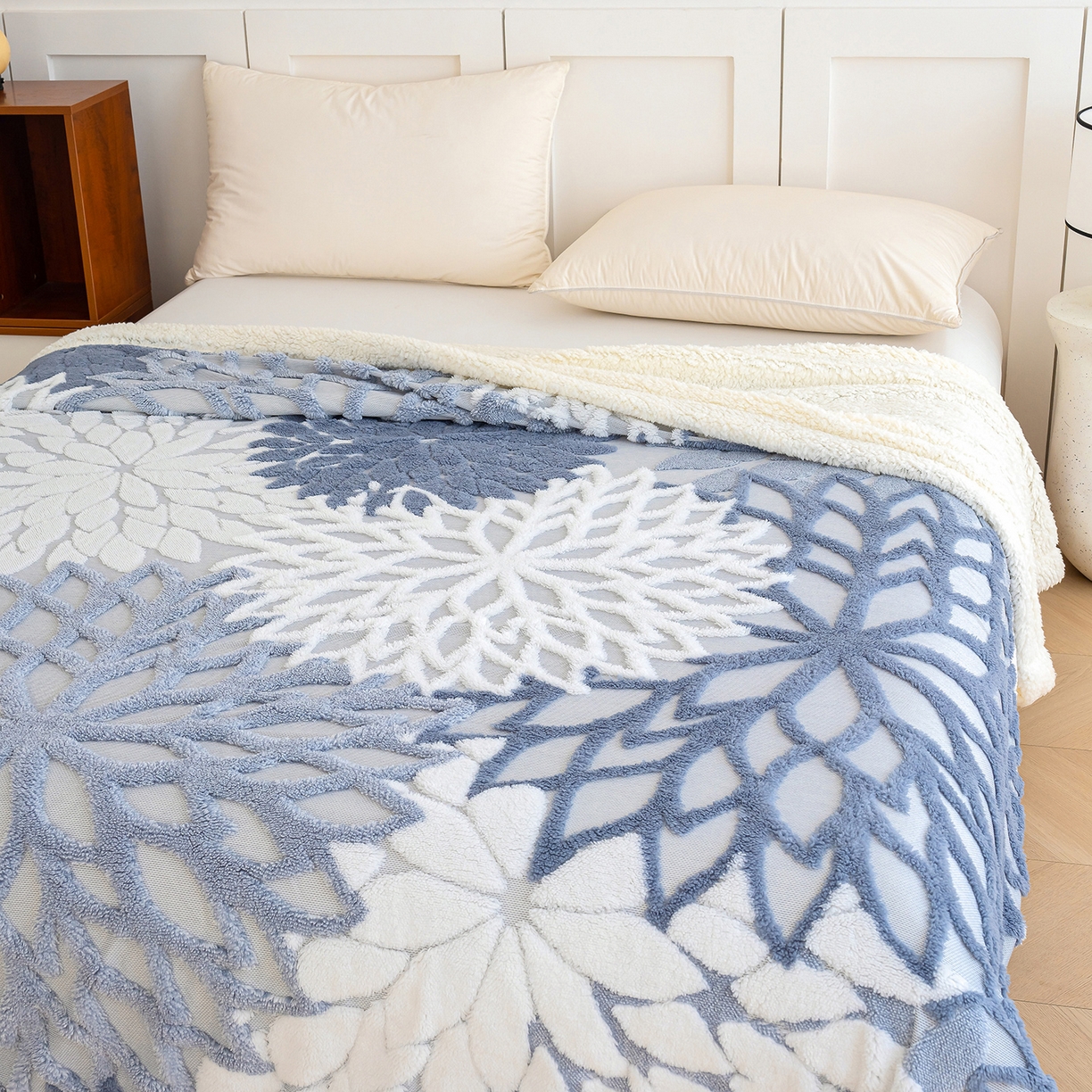 91家纺网 家纺一手货源 找家纺 枋梢家纺 2025新款万花筒阳离子提花镂空塔芙绒羊羔绒保暖午睡双层毛毯办公室盖毯 万花筒-浅蓝