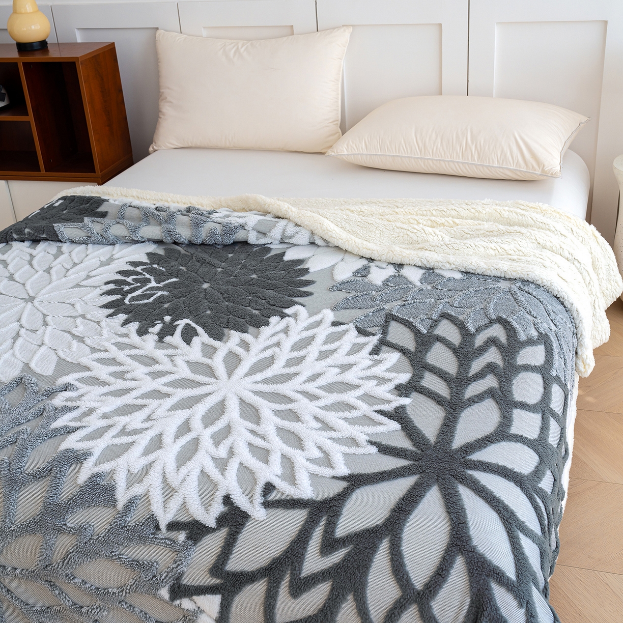 91家纺网 家纺一手货源 找家纺 枋梢家纺 2025新款万花筒阳离子提花镂空塔芙绒羊羔绒保暖午睡双层毛毯办公室盖毯 万花筒-深灰