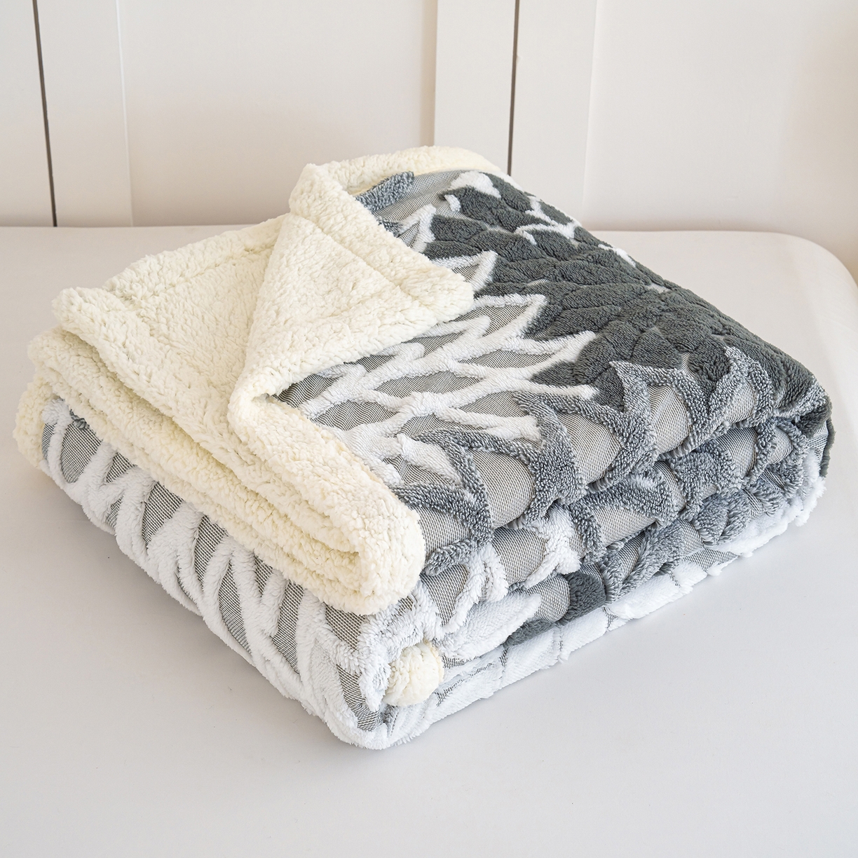 91家纺网 家纺一手货源 找家纺 枋梢家纺 2025新款万花筒阳离子提花镂空塔芙绒羊羔绒保暖午睡双层毛毯办公室盖毯 万花筒-深灰
