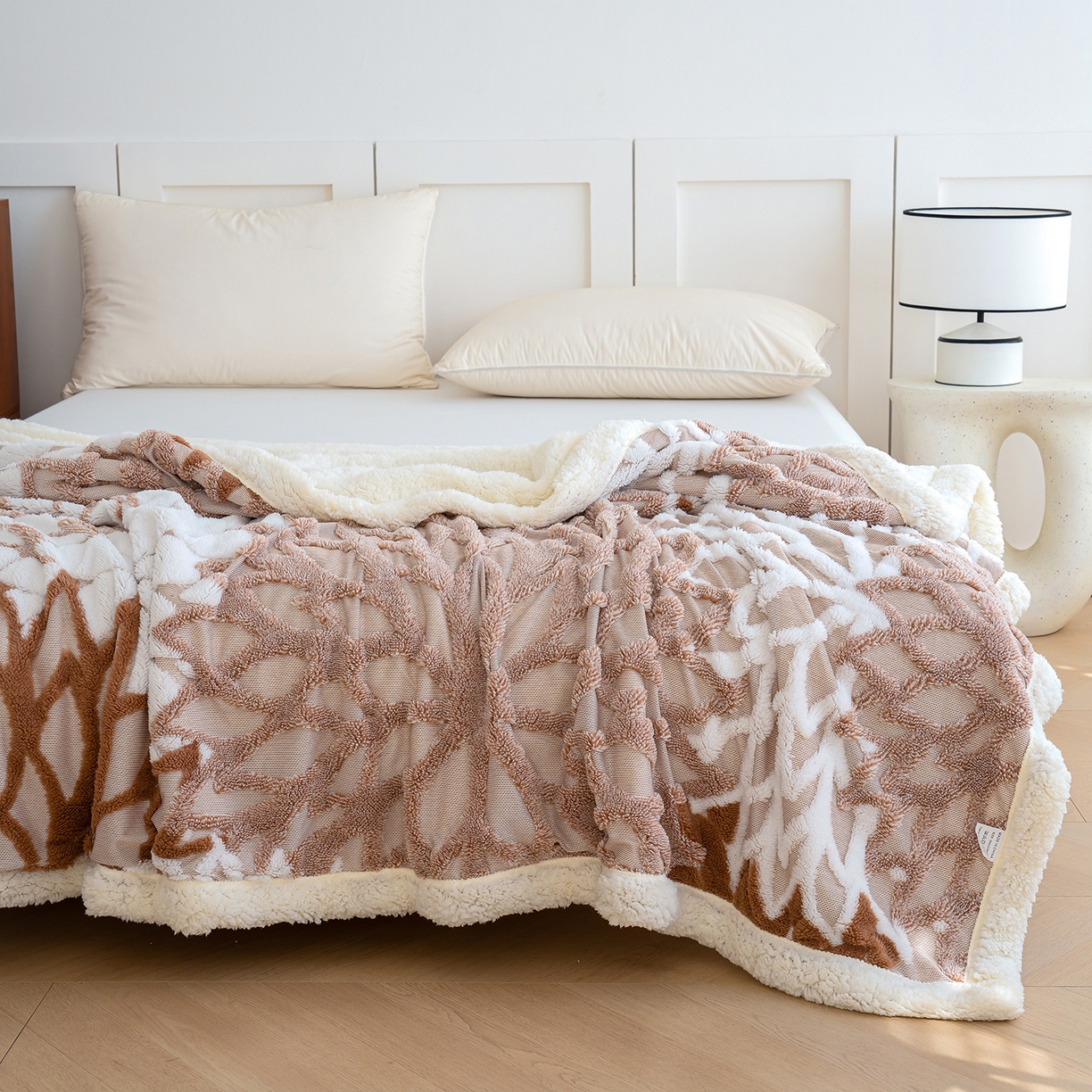 91家纺网 家纺一手货源 找家纺 （总）枋梢家纺 2025新款万花筒阳离子提花镂空塔芙绒羊羔绒保暖午睡双层毛毯办公室盖毯