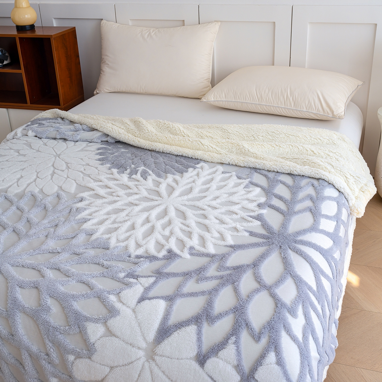 91家纺网 家纺一手货源 找家纺 枋梢家纺 2025新款万花筒阳离子提花镂空塔芙绒羊羔绒保暖午睡双层毛毯办公室盖毯 万花筒-浅灰