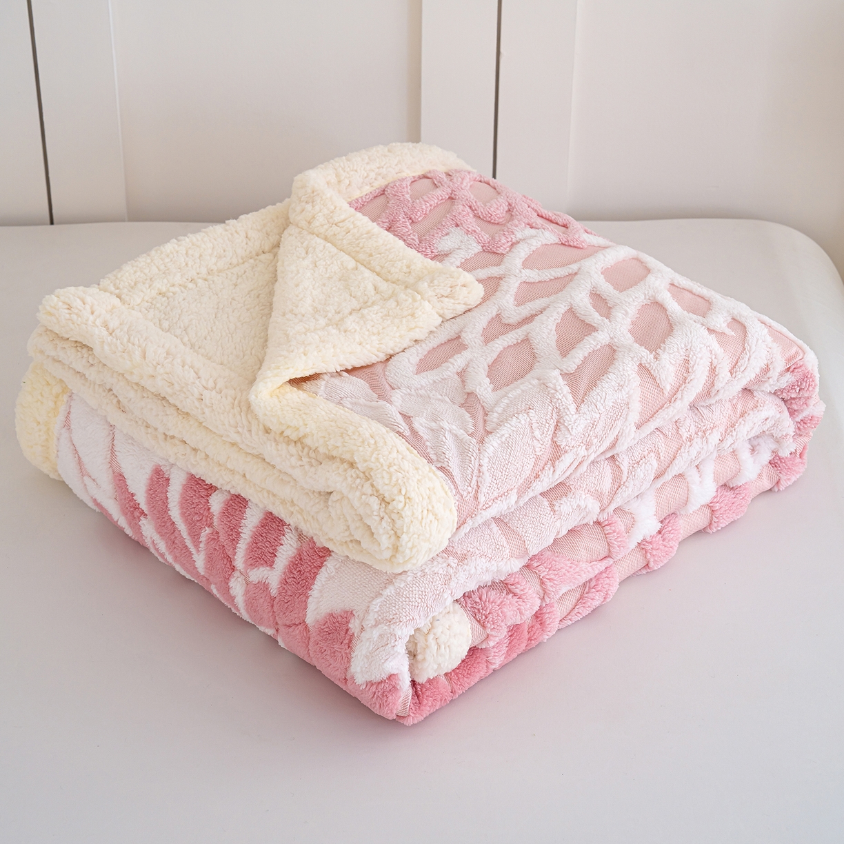 91家纺网 家纺一手货源 找家纺 枋梢家纺 2025新款万花筒阳离子提花镂空塔芙绒羊羔绒保暖午睡双层毛毯办公室盖毯 万花筒-柔粉