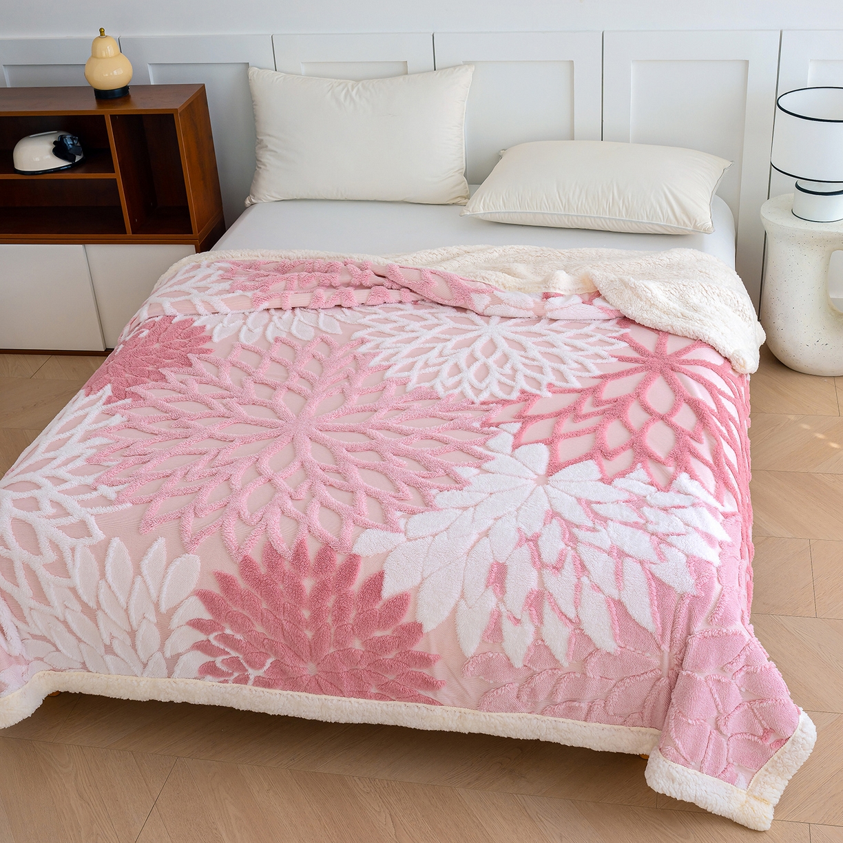 91家纺网 家纺一手货源 找家纺 枋梢家纺 2025新款万花筒阳离子提花镂空塔芙绒羊羔绒保暖午睡双层毛毯办公室盖毯 万花筒-柔粉