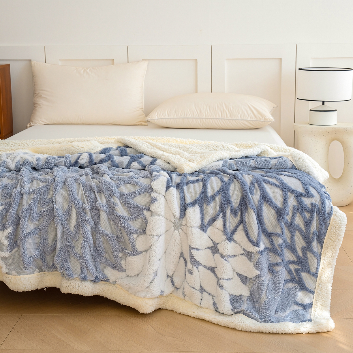 91家纺网 家纺一手货源 找家纺 枋梢家纺 2025新款万花筒阳离子提花镂空塔芙绒羊羔绒保暖午睡双层毛毯办公室盖毯 万花筒-浅蓝