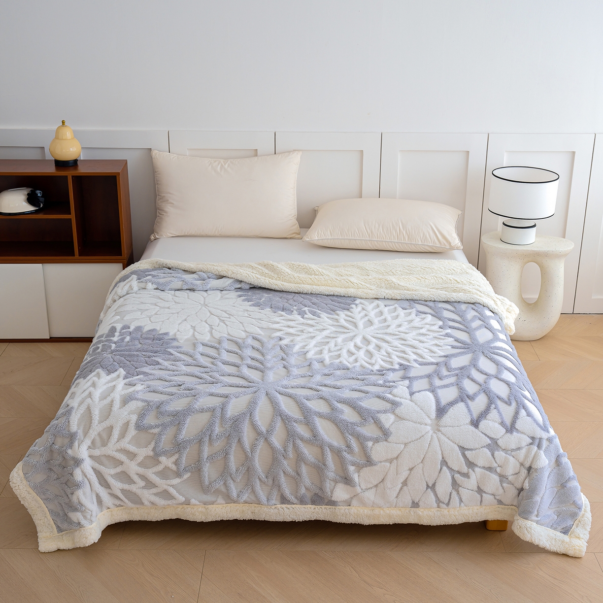 91家纺网 家纺一手货源 找家纺 枋梢家纺 2025新款万花筒阳离子提花镂空塔芙绒羊羔绒保暖午睡双层毛毯办公室盖毯 万花筒-浅灰