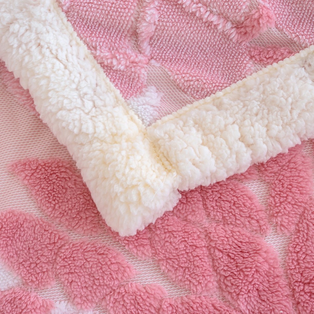 91家纺网 家纺一手货源 找家纺 枋梢家纺 2025新款万花筒阳离子提花镂空塔芙绒羊羔绒保暖午睡双层毛毯办公室盖毯 万花筒-柔粉