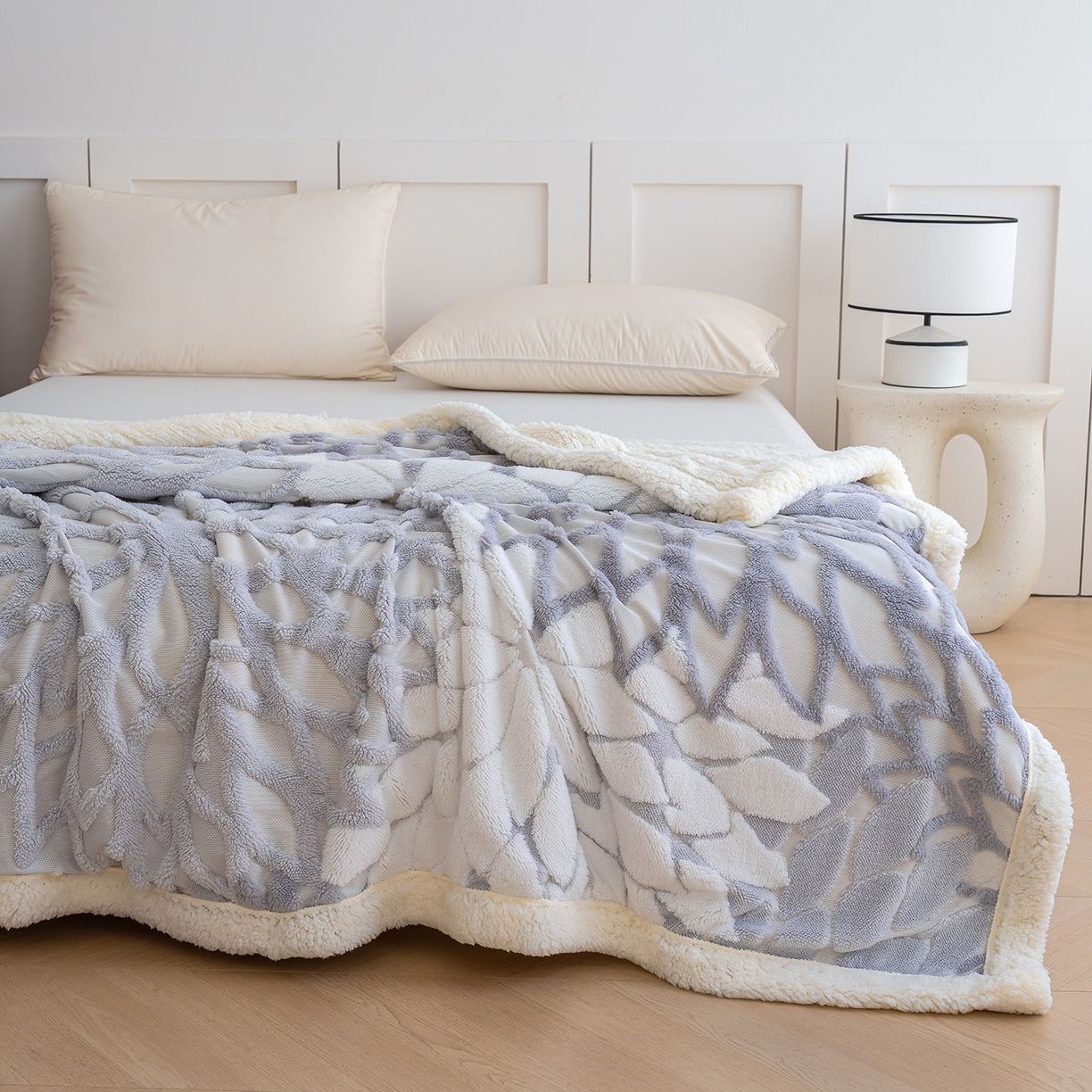 91家纺网 家纺一手货源 找家纺 枋梢家纺 2025新款万花筒阳离子提花镂空塔芙绒羊羔绒保暖午睡双层毛毯办公室盖毯 万花筒-浅灰