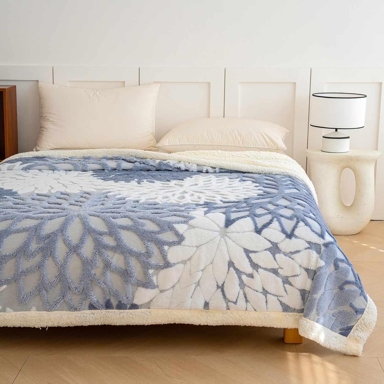 91家纺网 家纺一手货源 找家纺 枋梢家纺 2025新款万花筒阳离子提花镂空塔芙绒羊羔绒保暖午睡双层毛毯办公室盖毯 万花筒-浅蓝