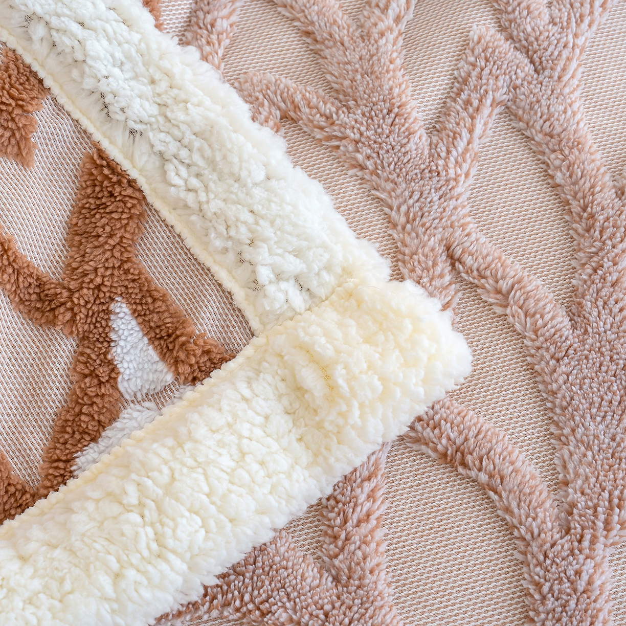 91家纺网 家纺一手货源 找家纺 （总）枋梢家纺 2025新款万花筒阳离子提花镂空塔芙绒羊羔绒保暖午睡双层毛毯办公室盖毯