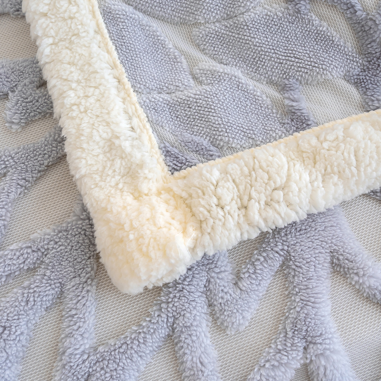 91家纺网 家纺一手货源 找家纺 枋梢家纺 2025新款万花筒阳离子提花镂空塔芙绒羊羔绒保暖午睡双层毛毯办公室盖毯 万花筒-浅灰