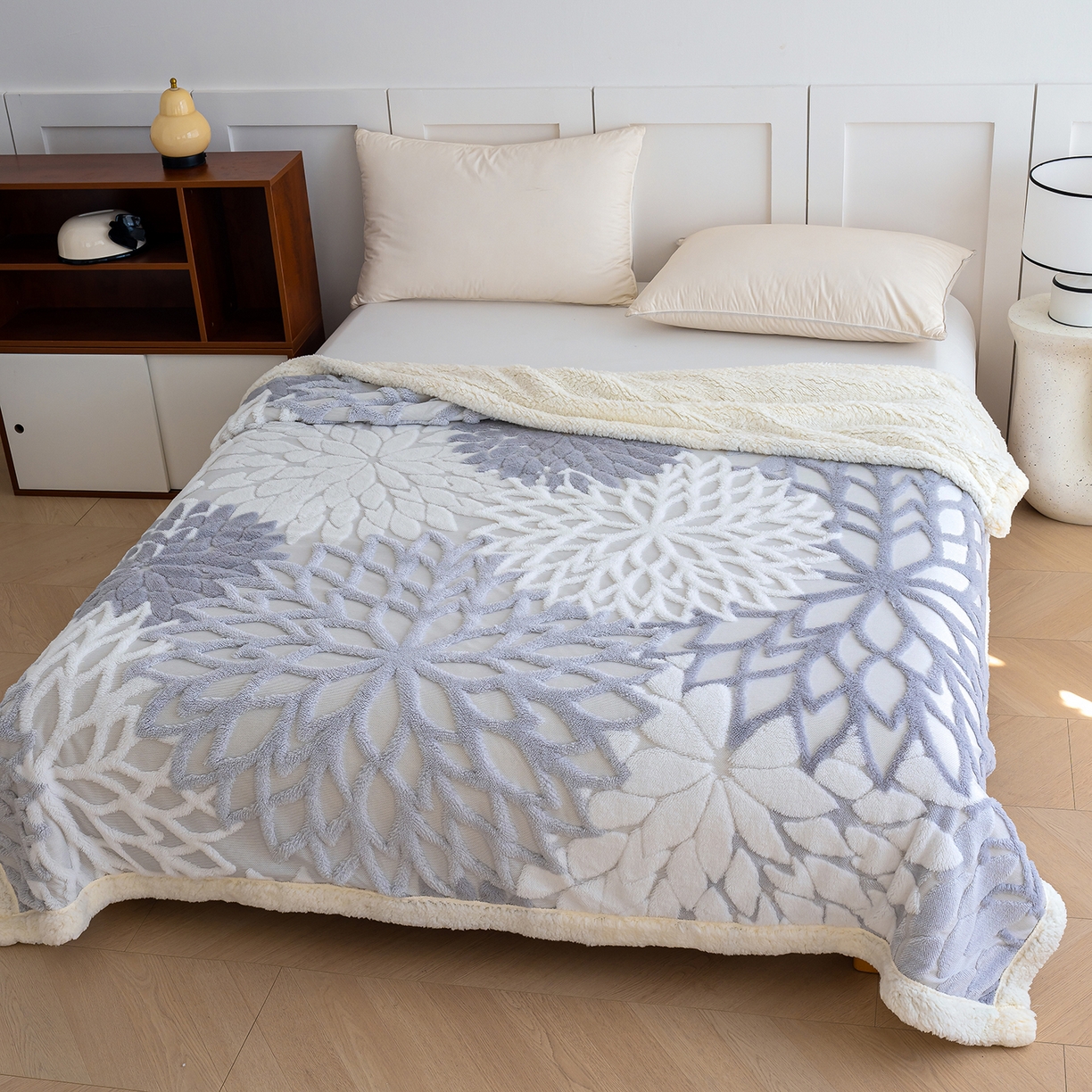 91家纺网 家纺一手货源 找家纺 枋梢家纺 2025新款万花筒阳离子提花镂空塔芙绒羊羔绒保暖午睡双层毛毯办公室盖毯 万花筒-浅灰