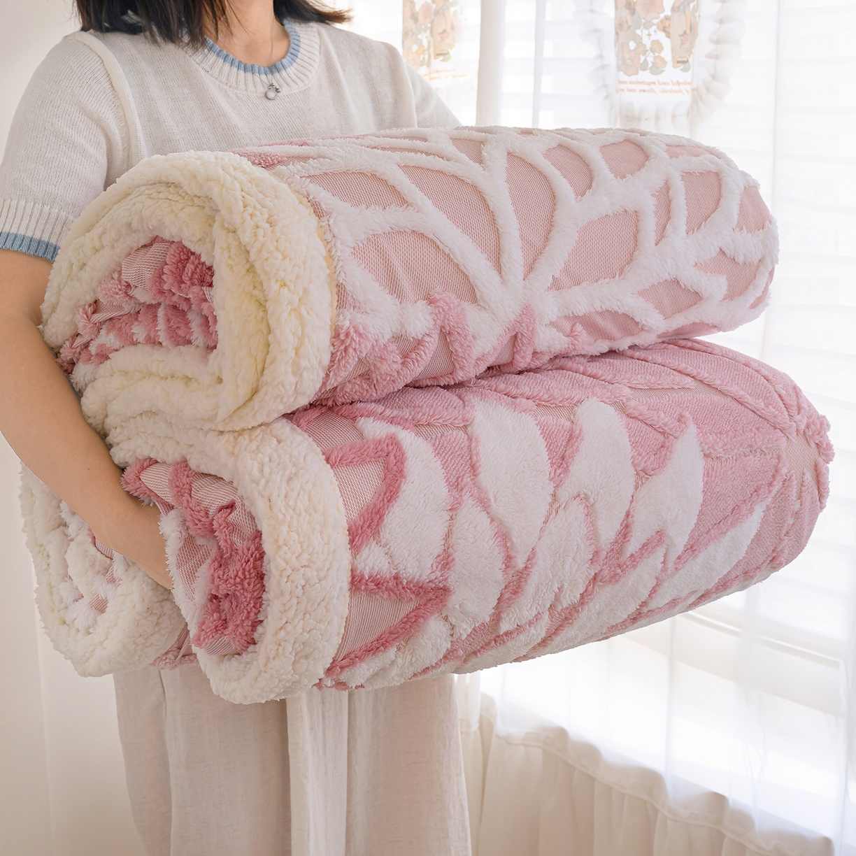 91家纺网 家纺一手货源 找家纺 枋梢家纺 2025新款万花筒阳离子提花镂空塔芙绒羊羔绒保暖午睡双层毛毯办公室盖毯 万花筒-柔粉