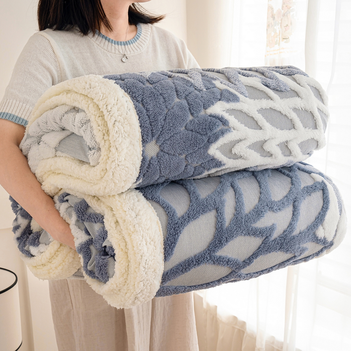 91家纺网 家纺一手货源 找家纺 枋梢家纺 2025新款万花筒阳离子提花镂空塔芙绒羊羔绒保暖午睡双层毛毯办公室盖毯 万花筒-浅蓝