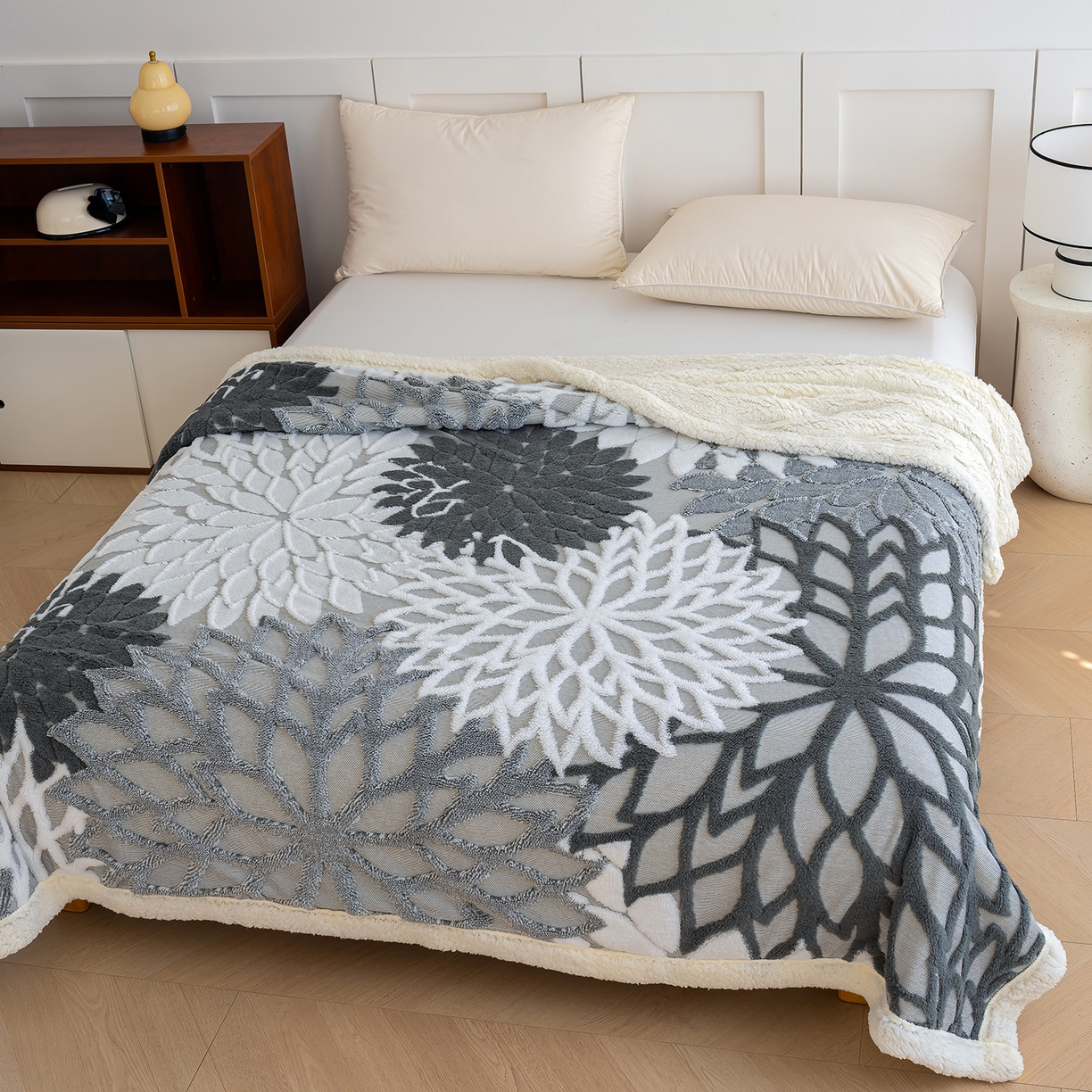 91家纺网 家纺一手货源 找家纺 枋梢家纺 2025新款万花筒阳离子提花镂空塔芙绒羊羔绒保暖午睡双层毛毯办公室盖毯 万花筒-深灰