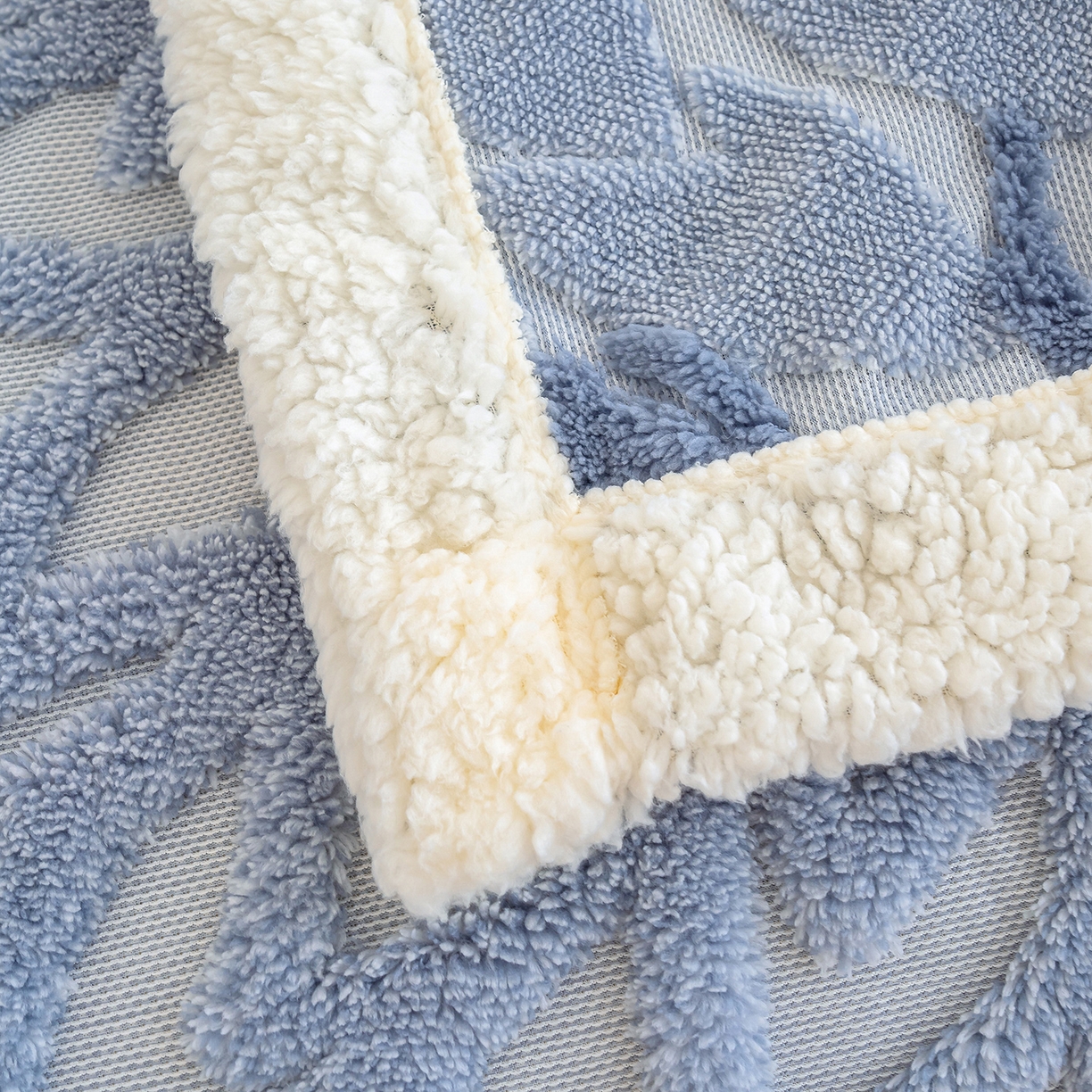 91家纺网 家纺一手货源 找家纺 枋梢家纺 2025新款万花筒阳离子提花镂空塔芙绒羊羔绒保暖午睡双层毛毯办公室盖毯 万花筒-浅蓝