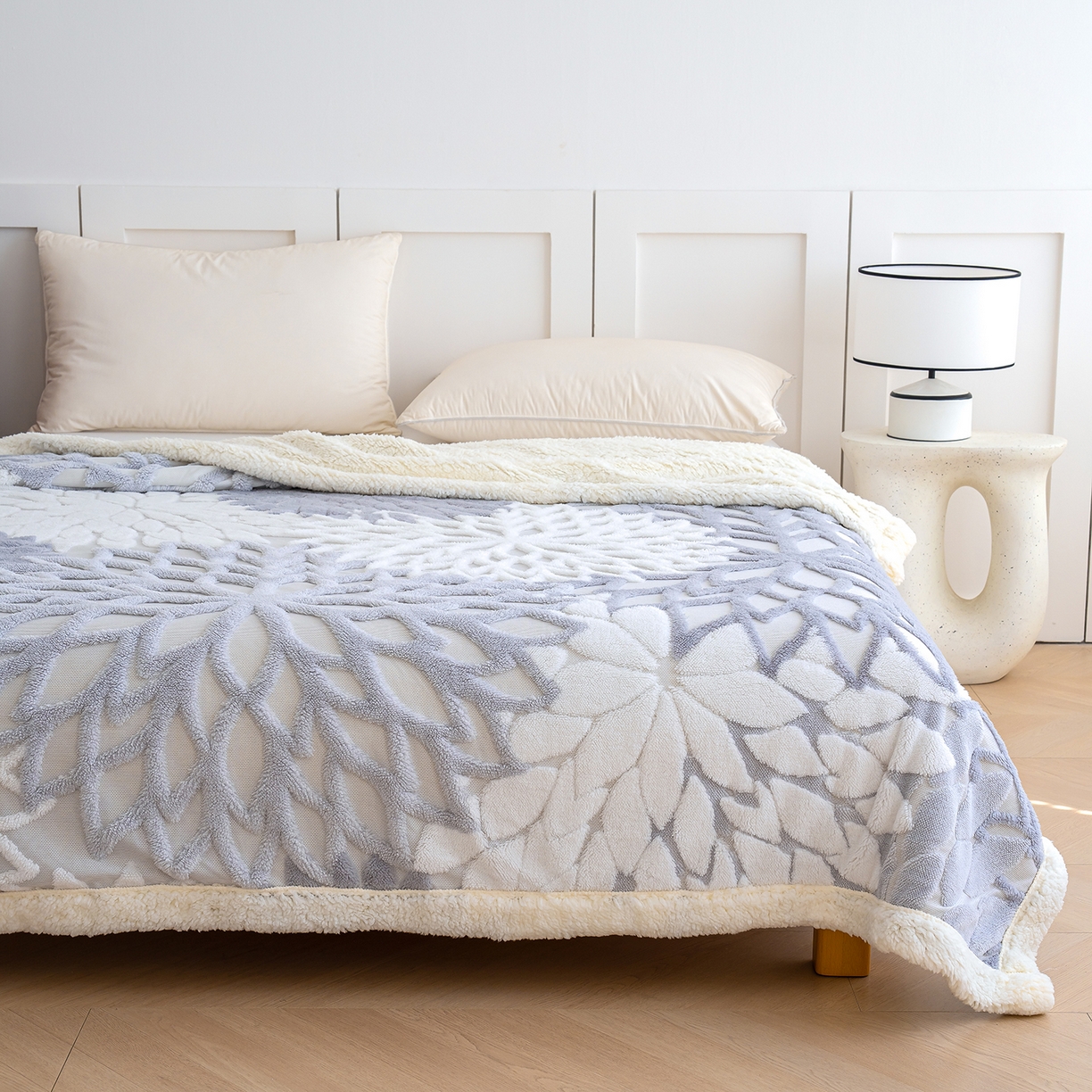 91家纺网 家纺一手货源 找家纺 枋梢家纺 2025新款万花筒阳离子提花镂空塔芙绒羊羔绒保暖午睡双层毛毯办公室盖毯 万花筒-浅灰