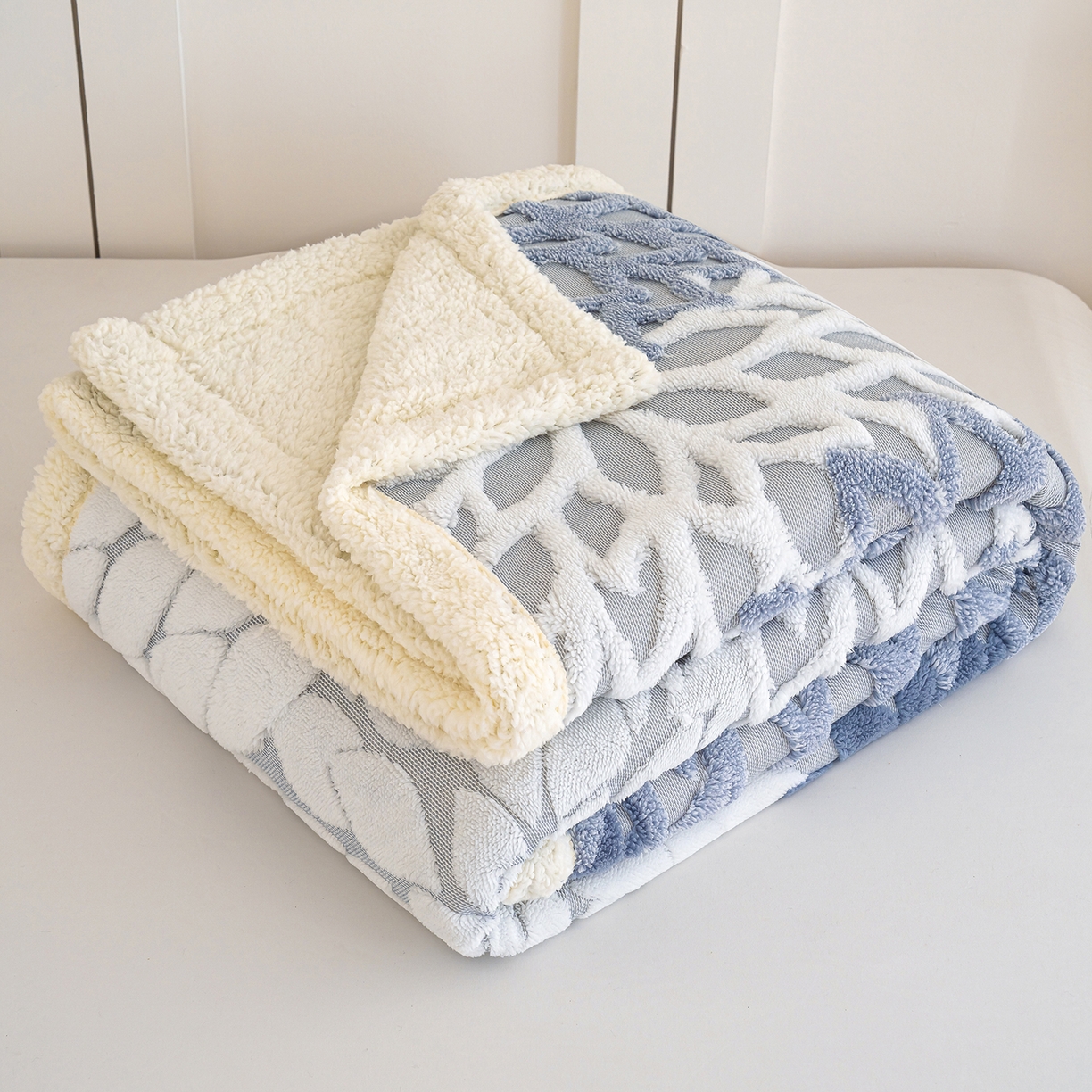 91家纺网 家纺一手货源 找家纺 枋梢家纺 2025新款万花筒阳离子提花镂空塔芙绒羊羔绒保暖午睡双层毛毯办公室盖毯 万花筒-浅蓝