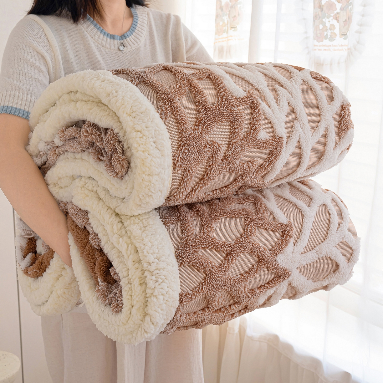 91家纺网 家纺一手货源 找家纺 枋梢家纺 2025新款万花筒阳离子提花镂空塔芙绒羊羔绒保暖午睡双层毛毯办公室盖毯 万花筒-咖色