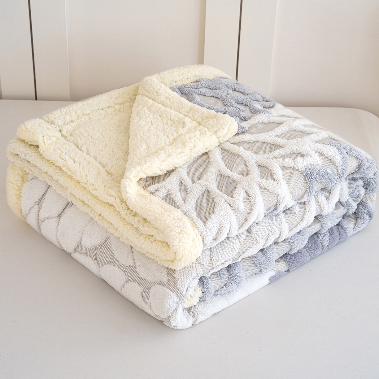 91家纺网 家纺一手货源 找家纺 枋梢家纺 2025新款万花筒阳离子提花镂空塔芙绒羊羔绒保暖午睡双层毛毯办公室盖毯 万花筒-浅灰