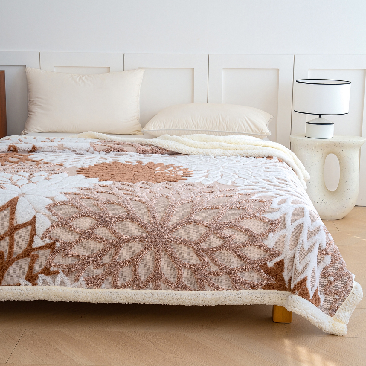 91家纺网 家纺一手货源 找家纺 枋梢家纺 2025新款万花筒阳离子提花镂空塔芙绒羊羔绒保暖午睡双层毛毯办公室盖毯 万花筒-咖色