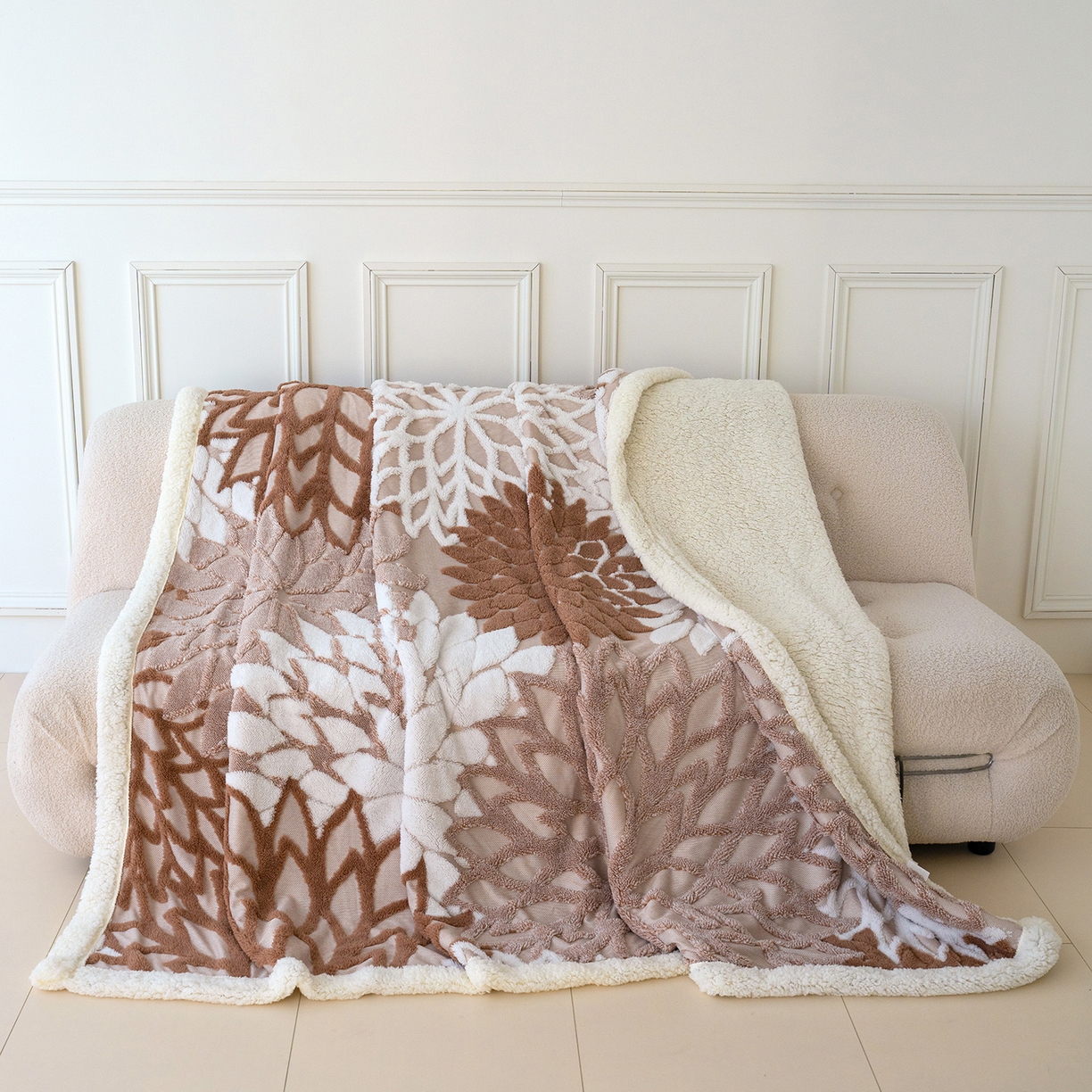 91家纺网 家纺一手货源 找家纺 枋梢家纺 2025新款万花筒阳离子提花镂空塔芙绒羊羔绒保暖午睡双层毛毯办公室盖毯 万花筒-咖色