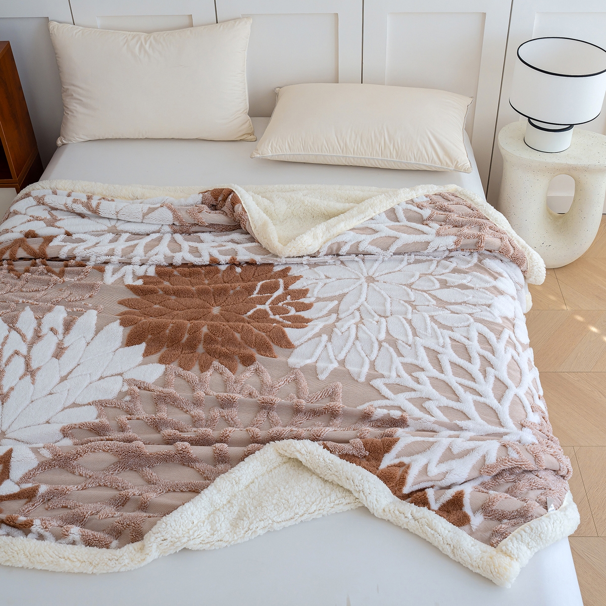 91家纺网 家纺一手货源 找家纺 枋梢家纺 2025新款万花筒阳离子提花镂空塔芙绒羊羔绒保暖午睡双层毛毯办公室盖毯 万花筒-咖色