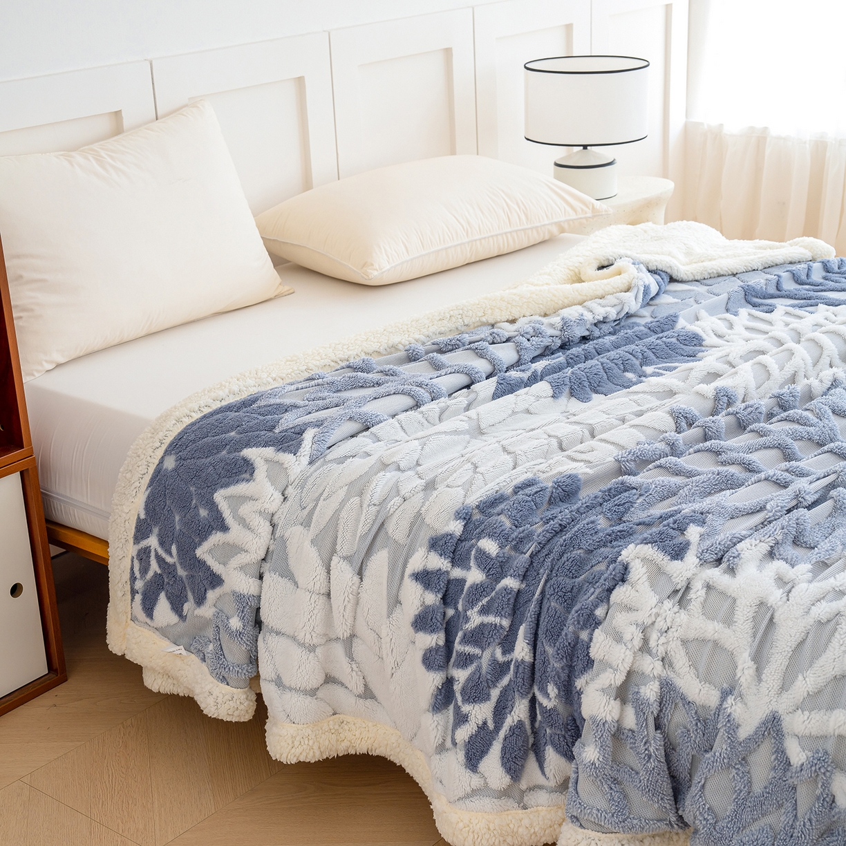 91家纺网 家纺一手货源 找家纺 枋梢家纺 2025新款万花筒阳离子提花镂空塔芙绒羊羔绒保暖午睡双层毛毯办公室盖毯 万花筒-浅蓝