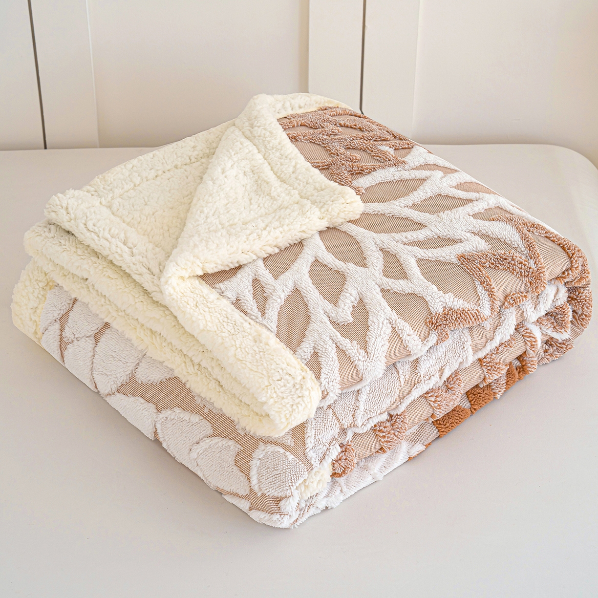 91家纺网 家纺一手货源 找家纺 枋梢家纺 2025新款万花筒阳离子提花镂空塔芙绒羊羔绒保暖午睡双层毛毯办公室盖毯 万花筒-咖色