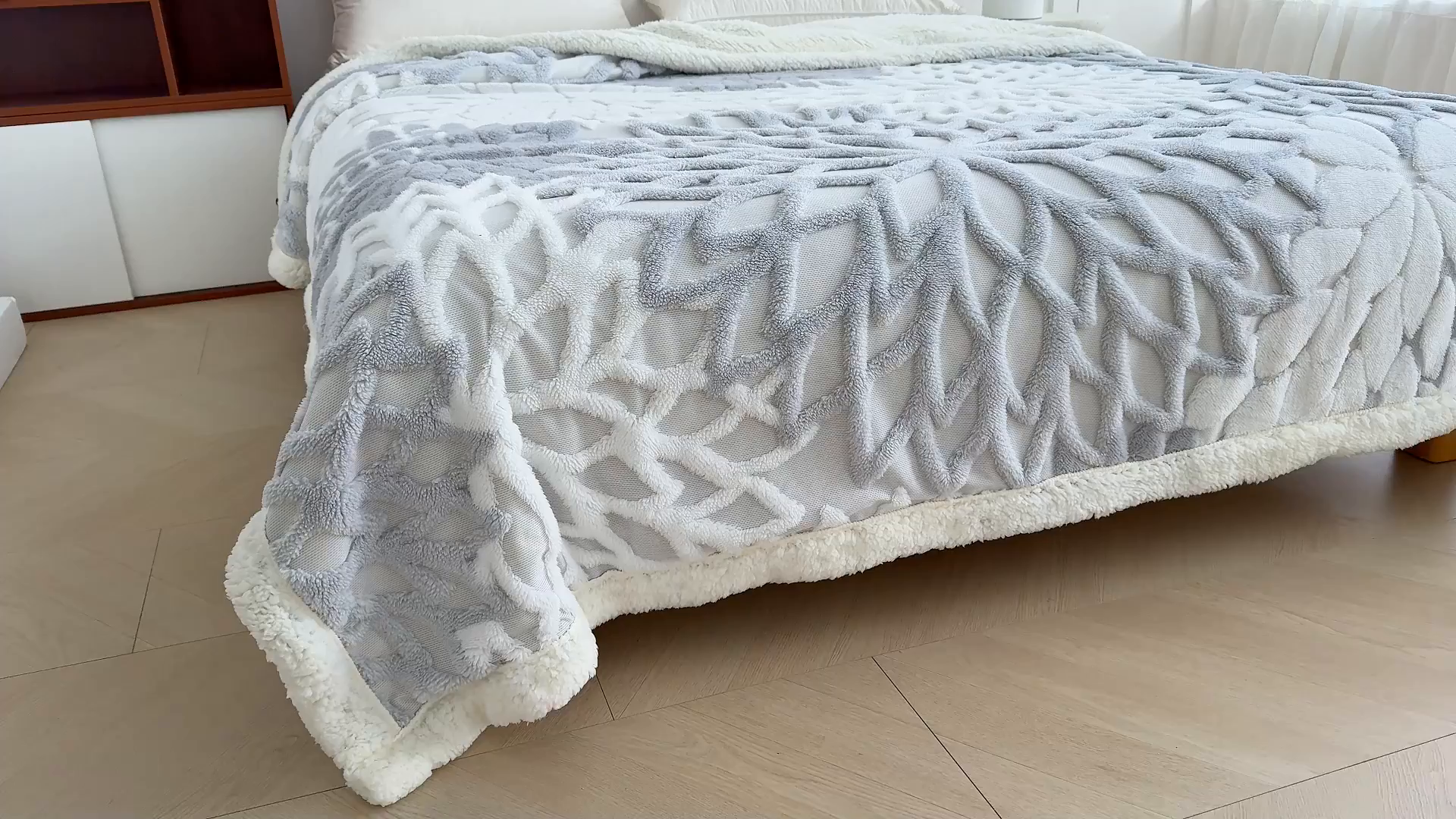 91家纺网 家纺一手货源 找家纺 枋梢家纺 2025新款万花筒阳离子提花镂空塔芙绒羊羔绒保暖午睡双层毛毯办公室盖毯 万花筒-浅灰