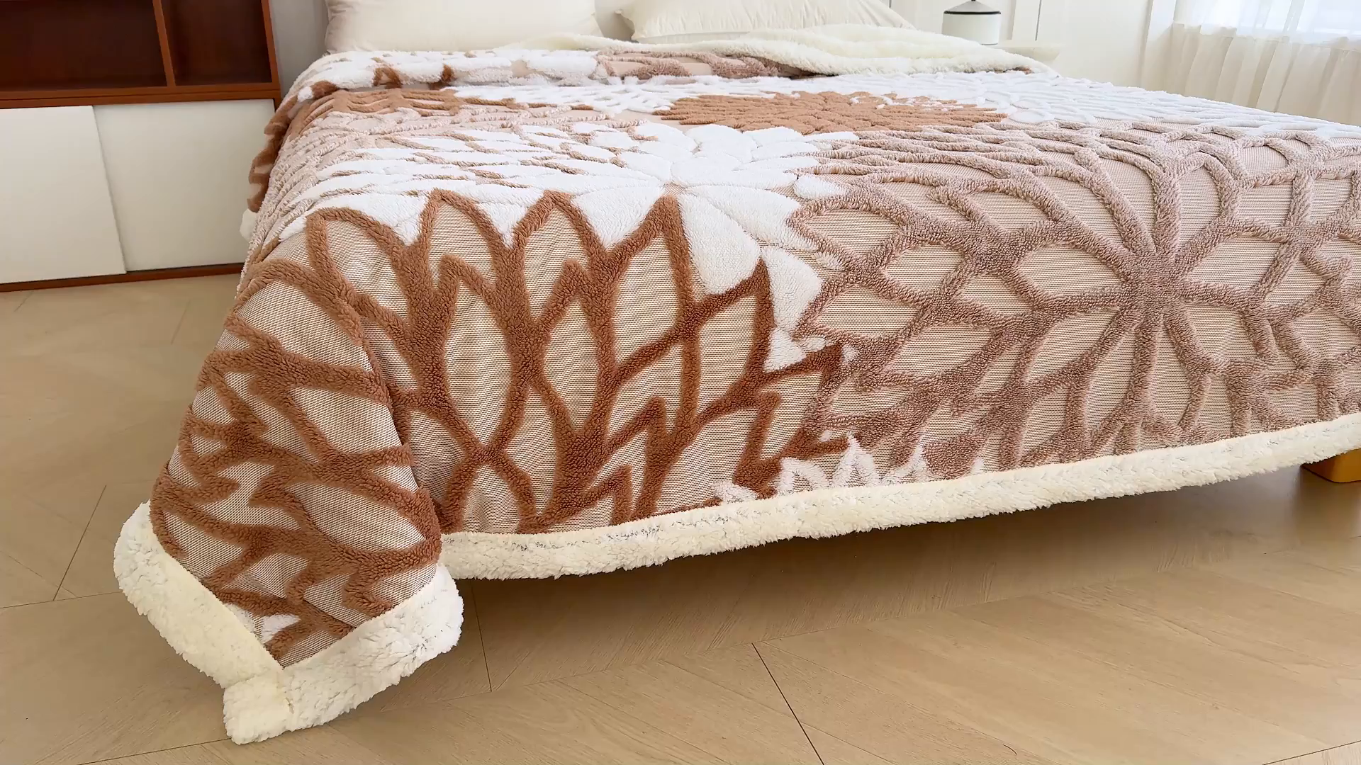91家纺网 家纺一手货源 找家纺 枋梢家纺 2025新款万花筒阳离子提花镂空塔芙绒羊羔绒保暖午睡双层毛毯办公室盖毯 万花筒-咖色