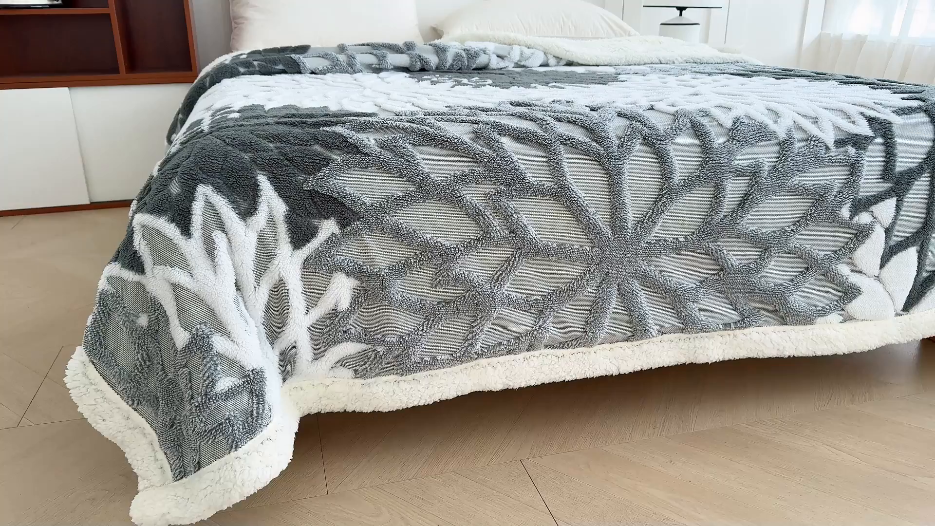 91家纺网 家纺一手货源 找家纺 枋梢家纺 2025新款万花筒阳离子提花镂空塔芙绒羊羔绒保暖午睡双层毛毯办公室盖毯 万花筒-深灰