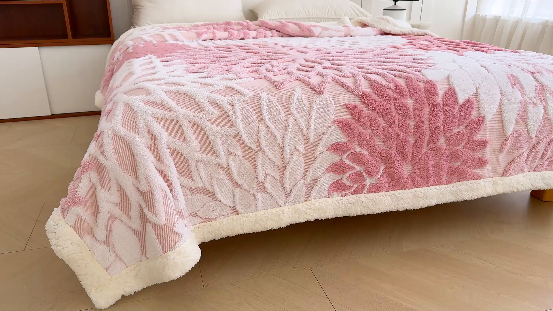 91家纺网 家纺一手货源 找家纺 枋梢家纺 2025新款万花筒阳离子提花镂空塔芙绒羊羔绒保暖午睡双层毛毯办公室盖毯 万花筒-柔粉