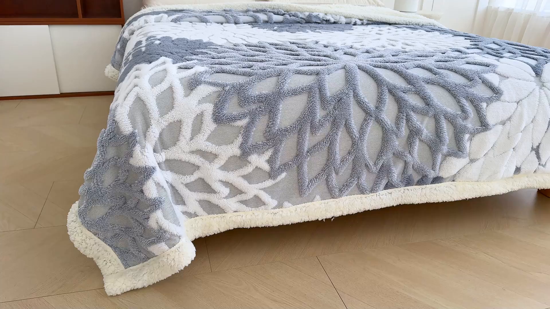 91家纺网 家纺一手货源 找家纺 枋梢家纺 2025新款万花筒阳离子提花镂空塔芙绒羊羔绒保暖午睡双层毛毯办公室盖毯 万花筒-浅蓝