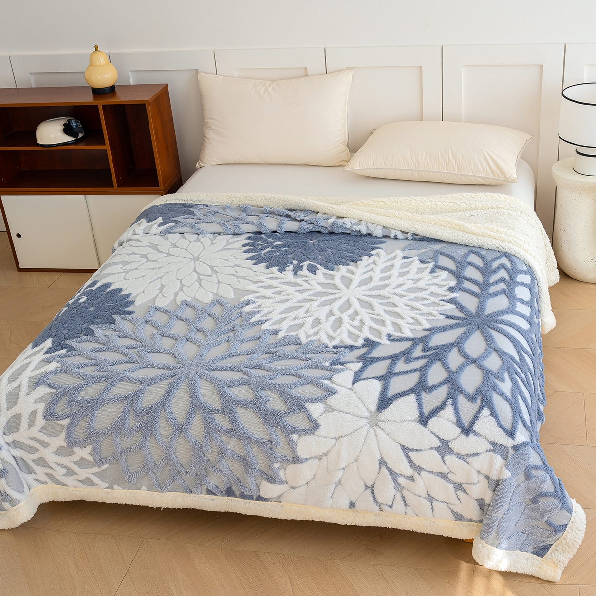 91家纺网 家纺一手货源 找家纺 枋梢家纺 2025新款万花筒阳离子提花镂空塔芙绒羊羔绒保暖午睡双层毛毯办公室盖毯 万花筒-浅蓝