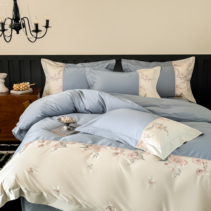 91家纺网 家纺一手货源 找家纺 宅家居 2025新款樱花恋系列-轻奢法式小香风双面100%纯棉刺绣拼接款全棉长绒棉四件套 繁星蓝