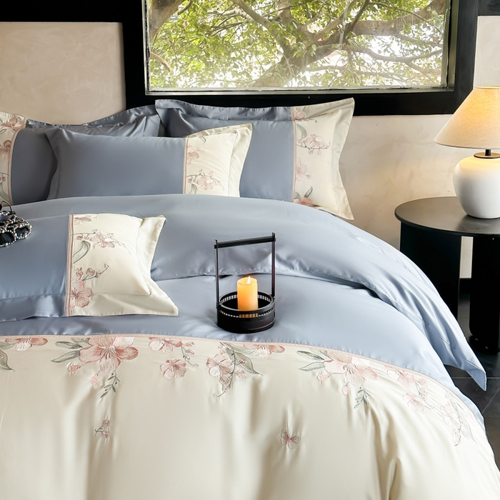 91家纺网 家纺一手货源 找家纺 宅家居 2025新款樱花恋系列-轻奢法式小香风双面100%纯棉刺绣拼接款全棉长绒棉四件套 繁星蓝