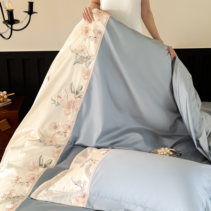 91家纺网 家纺一手货源 找家纺 宅家居 2025新款樱花恋系列-轻奢法式小香风双面100%纯棉刺绣拼接款全棉长绒棉四件套 繁星蓝