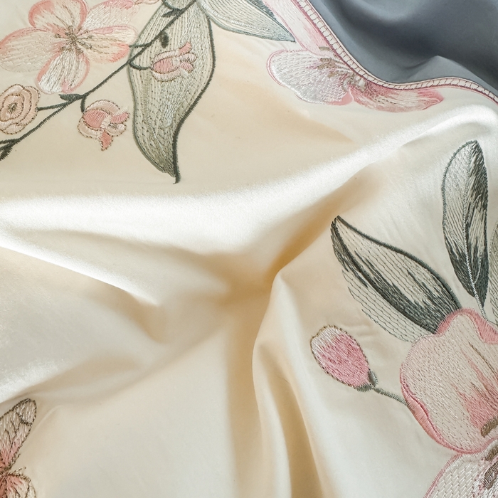 91家纺网 家纺一手货源 找家纺 宅家居 2025新款樱花恋系列-轻奢法式小香风双面100%纯棉刺绣拼接款全棉长绒棉四件套 繁星蓝