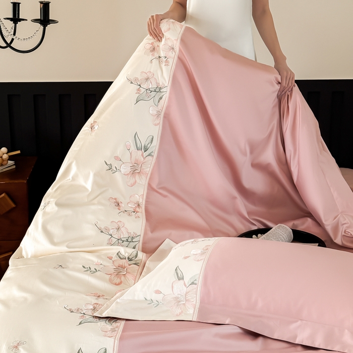 91家纺网 家纺一手货源 找家纺 宅家居 2025新款樱花恋系列-轻奢法式小香风双面100%纯棉刺绣拼接款全棉长绒棉四件套 樱花粉