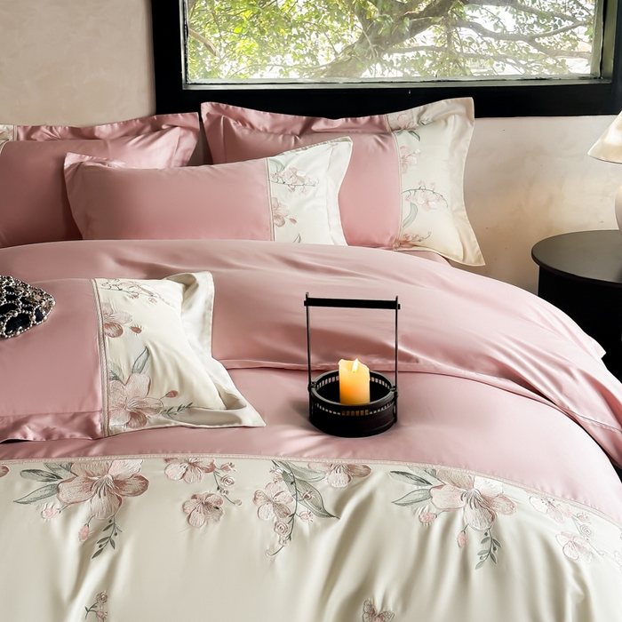 91家纺网 家纺一手货源 找家纺 宅家居 2025新款樱花恋系列-轻奢法式小香风双面100%纯棉刺绣拼接款全棉长绒棉四件套 樱花粉