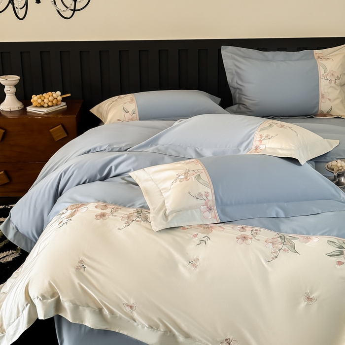 91家纺网 家纺一手货源 找家纺 宅家居 2025新款樱花恋系列-轻奢法式小香风双面100%纯棉刺绣拼接款全棉长绒棉四件套 繁星蓝