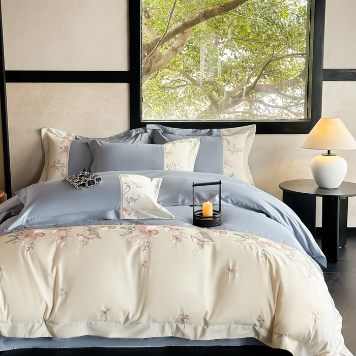91家纺网 家纺一手货源 找家纺 宅家居 2025新款樱花恋系列-轻奢法式小香风双面100%纯棉刺绣拼接款全棉长绒棉四件套 繁星蓝