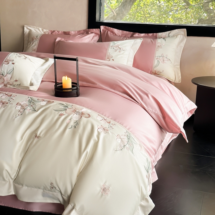 91家纺网 家纺一手货源 找家纺 宅家居 2025新款樱花恋系列-轻奢法式小香风双面100%纯棉刺绣拼接款全棉长绒棉四件套 樱花粉
