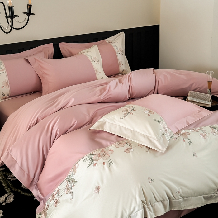 91家纺网 家纺一手货源 找家纺 宅家居 2025新款樱花恋系列-轻奢法式小香风双面100%纯棉刺绣拼接款全棉长绒棉四件套 樱花粉